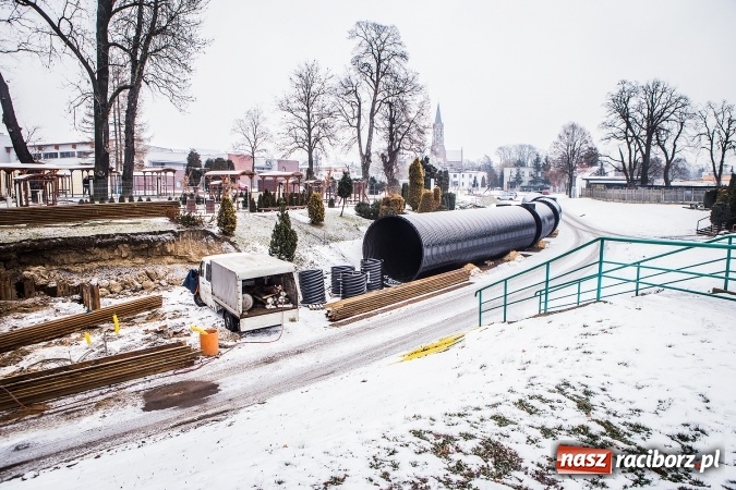 Zdjęcie w galerii na portalu naszraciborz.pl: Prace przy modernizacji stadionu idą zgodnie z planem. Prezydent broni inwestycji wiadomości z regionu