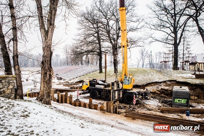 Zdjęcie w galerii na portalu naszraciborz.pl: Prace przy modernizacji stadionu idą zgodnie z planem. Prezydent broni inwestycji wiadomości z regionu