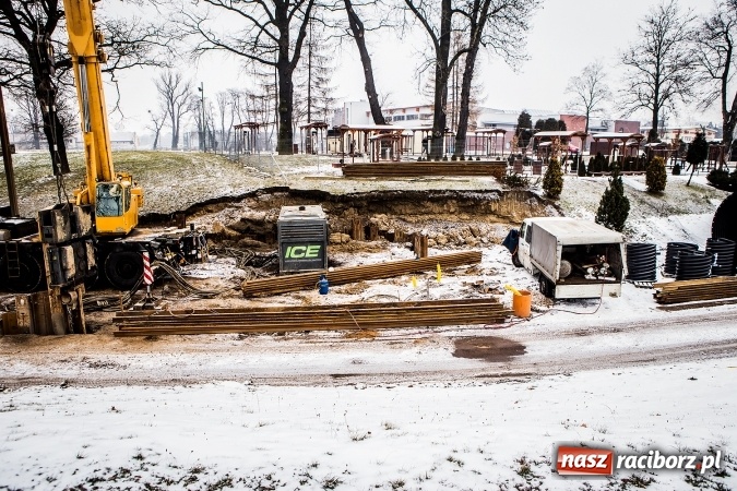 Zdjęcie w galerii na portalu naszraciborz.pl: Prace przy modernizacji stadionu idą zgodnie z planem. Prezydent broni inwestycji wiadomości z regionu