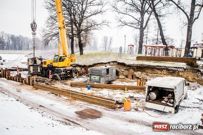 Zdjęcie w galerii na portalu naszraciborz.pl: Prace przy modernizacji stadionu idą zgodnie z planem. Prezydent broni inwestycji wiadomości z regionu