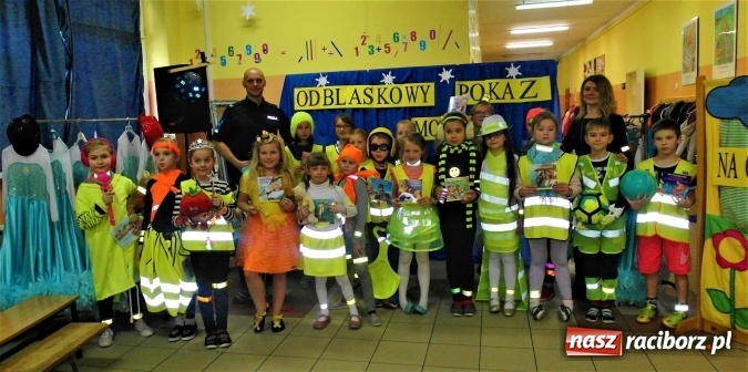 Zdjęcie w galerii na portalu naszraciborz.pl: Odblaskowy pokaz mody, czyli bezpieczne ferie w Kuźni Raciborskiej  wiadomości z regionu