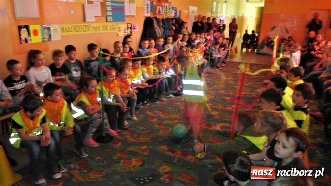 Zdjęcie w galerii na portalu naszraciborz.pl: Odblaskowy pokaz mody, czyli bezpieczne ferie w Kuźni Raciborskiej  wiadomości z regionu