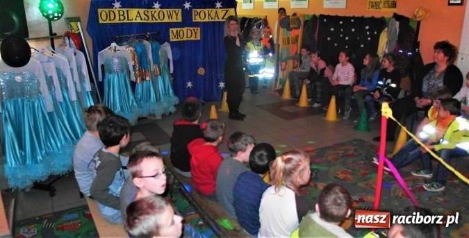 Zdjęcie w galerii na portalu naszraciborz.pl: Odblaskowy pokaz mody, czyli bezpieczne ferie w Kuźni Raciborskiej  wiadomości z regionu