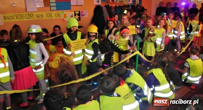 Zdjęcie w galerii na portalu naszraciborz.pl: Odblaskowy pokaz mody, czyli bezpieczne ferie w Kuźni Raciborskiej  wiadomości z regionu