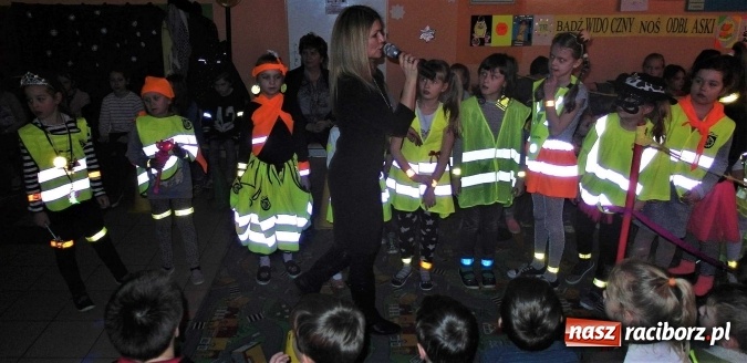 Zdjęcie w galerii na portalu naszraciborz.pl: Odblaskowy pokaz mody, czyli bezpieczne ferie w Kuźni Raciborskiej  wiadomości z regionu