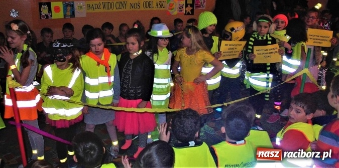 Zdjęcie w galerii na portalu naszraciborz.pl: Odblaskowy pokaz mody, czyli bezpieczne ferie w Kuźni Raciborskiej  wiadomości z regionu