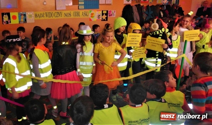 Zdjęcie w galerii na portalu naszraciborz.pl: Odblaskowy pokaz mody, czyli bezpieczne ferie w Kuźni Raciborskiej  wiadomości z regionu