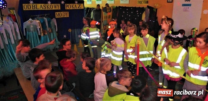 Zdjęcie w galerii na portalu naszraciborz.pl: Odblaskowy pokaz mody, czyli bezpieczne ferie w Kuźni Raciborskiej  wiadomości z regionu