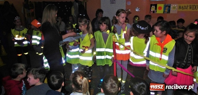 Zdjęcie w galerii na portalu naszraciborz.pl: Odblaskowy pokaz mody, czyli bezpieczne ferie w Kuźni Raciborskiej  wiadomości z regionu