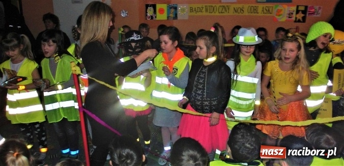 Zdjęcie w galerii na portalu naszraciborz.pl: Odblaskowy pokaz mody, czyli bezpieczne ferie w Kuźni Raciborskiej  wiadomości z regionu