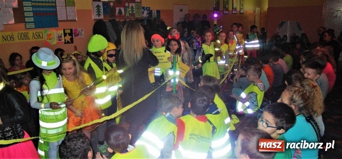 Zdjęcie w galerii na portalu naszraciborz.pl: Odblaskowy pokaz mody, czyli bezpieczne ferie w Kuźni Raciborskiej  wiadomości z regionu