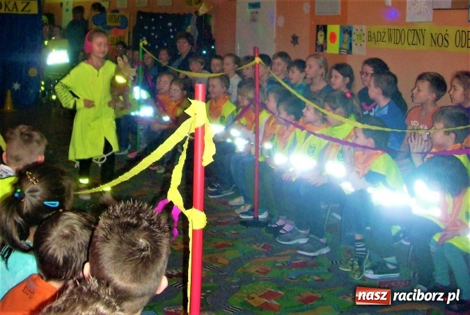 Zdjęcie w galerii na portalu naszraciborz.pl: Odblaskowy pokaz mody, czyli bezpieczne ferie w Kuźni Raciborskiej  wiadomości z regionu