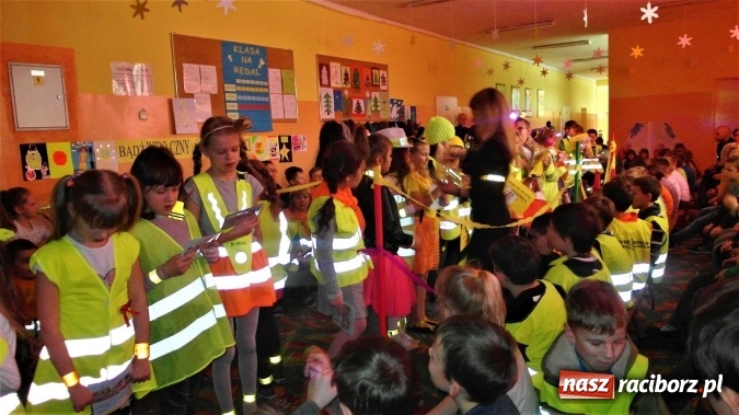 Zdjęcie w galerii na portalu naszraciborz.pl: Odblaskowy pokaz mody, czyli bezpieczne ferie w Kuźni Raciborskiej  wiadomości z regionu