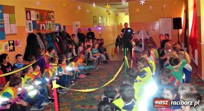 Zdjęcie w galerii na portalu naszraciborz.pl: Odblaskowy pokaz mody, czyli bezpieczne ferie w Kuźni Raciborskiej  wiadomości z regionu