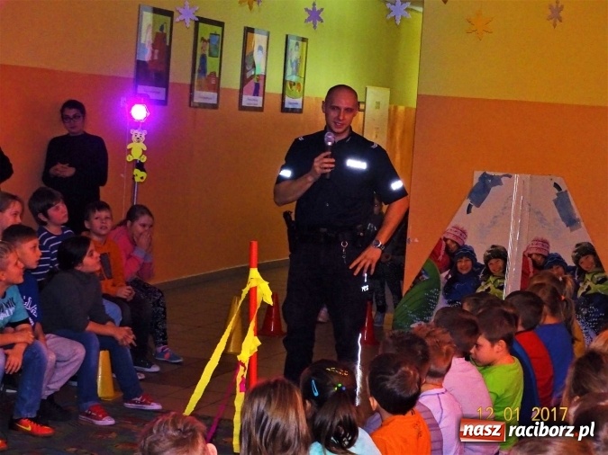 Zdjęcie w galerii na portalu naszraciborz.pl: Odblaskowy pokaz mody, czyli bezpieczne ferie w Kuźni Raciborskiej  wiadomości z regionu