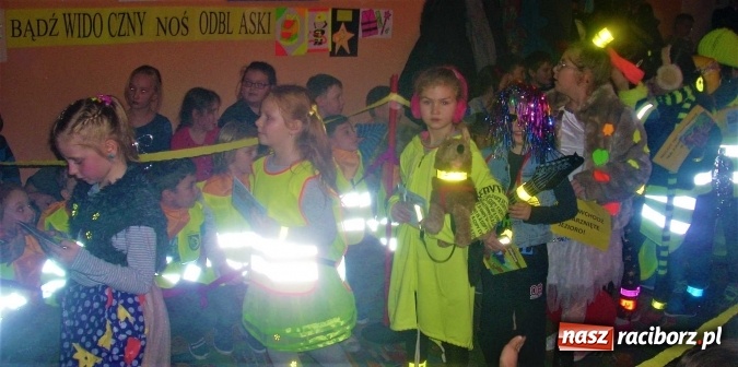 Zdjęcie w galerii na portalu naszraciborz.pl: Odblaskowy pokaz mody, czyli bezpieczne ferie w Kuźni Raciborskiej  wiadomości z regionu