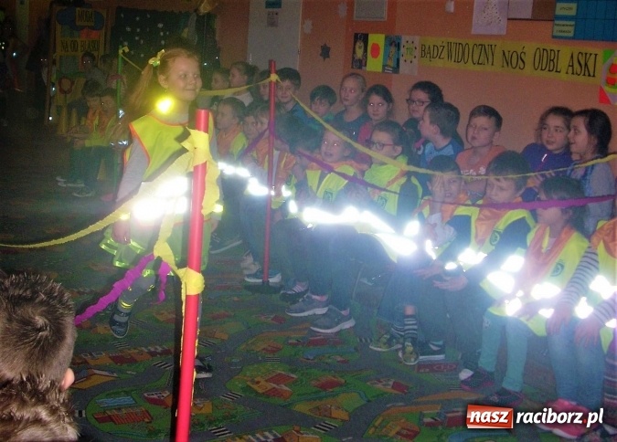 Zdjęcie w galerii na portalu naszraciborz.pl: Odblaskowy pokaz mody, czyli bezpieczne ferie w Kuźni Raciborskiej  wiadomości z regionu