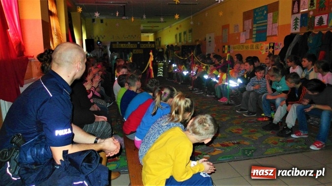 Zdjęcie w galerii na portalu naszraciborz.pl: Odblaskowy pokaz mody, czyli bezpieczne ferie w Kuźni Raciborskiej  wiadomości z regionu