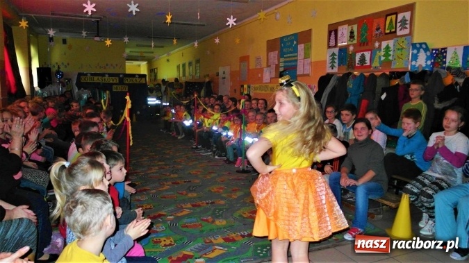 Zdjęcie w galerii na portalu naszraciborz.pl: Odblaskowy pokaz mody, czyli bezpieczne ferie w Kuźni Raciborskiej  wiadomości z regionu