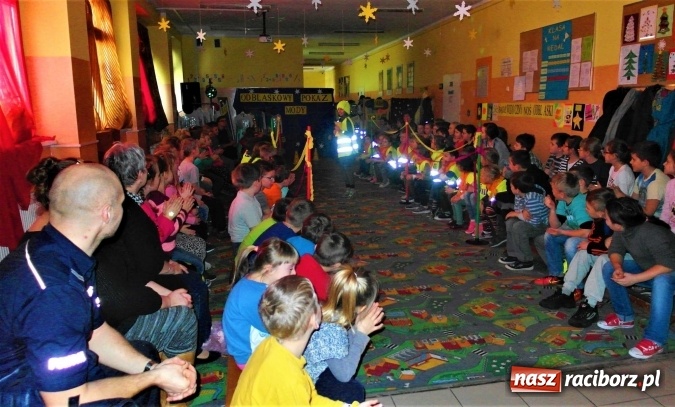 Zdjęcie w galerii na portalu naszraciborz.pl: Odblaskowy pokaz mody, czyli bezpieczne ferie w Kuźni Raciborskiej  wiadomości z regionu