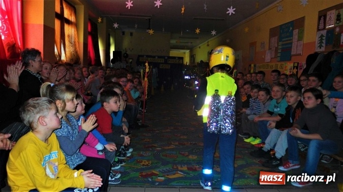 Zdjęcie w galerii na portalu naszraciborz.pl: Odblaskowy pokaz mody, czyli bezpieczne ferie w Kuźni Raciborskiej  wiadomości z regionu