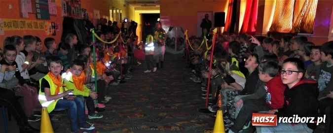 Zdjęcie w galerii na portalu naszraciborz.pl: Odblaskowy pokaz mody, czyli bezpieczne ferie w Kuźni Raciborskiej  wiadomości z regionu