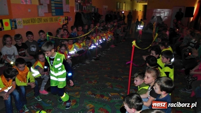 Zdjęcie w galerii na portalu naszraciborz.pl: Odblaskowy pokaz mody, czyli bezpieczne ferie w Kuźni Raciborskiej  wiadomości z regionu