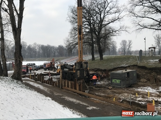 Zdjęcie w galerii na portalu naszraciborz.pl: Policjanci reanimowali wczoraj pracownika budowlanego na terenie OSiR-u. Mężczyzna miał rozległy zawał i wpadł do wykopu wiadomości z regionu
