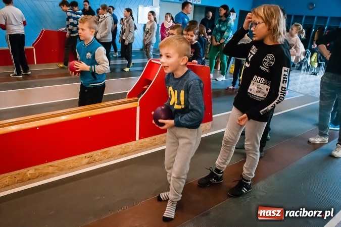 Zdjęcie w galerii na portalu naszraciborz.pl: Zima w Mieście 2017: Prawie 40 zawodników grało w kręgle przy Zamkowej wiadomości z regionu