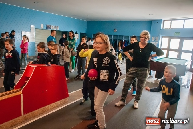 Zdjęcie w galerii na portalu naszraciborz.pl: Zima w Mieście 2017: Prawie 40 zawodników grało w kręgle przy Zamkowej wiadomości z regionu