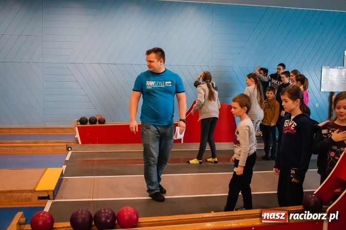 Zdjęcie w galerii na portalu naszraciborz.pl: Zima w Mieście 2017: Prawie 40 zawodników grało w kręgle przy Zamkowej wiadomości z regionu