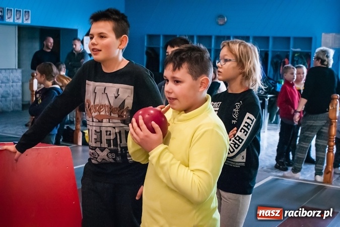 Zdjęcie w galerii na portalu naszraciborz.pl: Zima w Mieście 2017: Prawie 40 zawodników grało w kręgle przy Zamkowej wiadomości z regionu