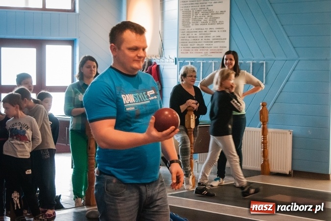 Zdjęcie w galerii na portalu naszraciborz.pl: Zima w Mieście 2017: Prawie 40 zawodników grało w kręgle przy Zamkowej wiadomości z regionu