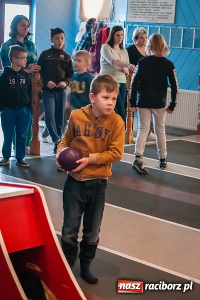 Zdjęcie w galerii na portalu naszraciborz.pl: Zima w Mieście 2017: Prawie 40 zawodników grało w kręgle przy Zamkowej wiadomości z regionu