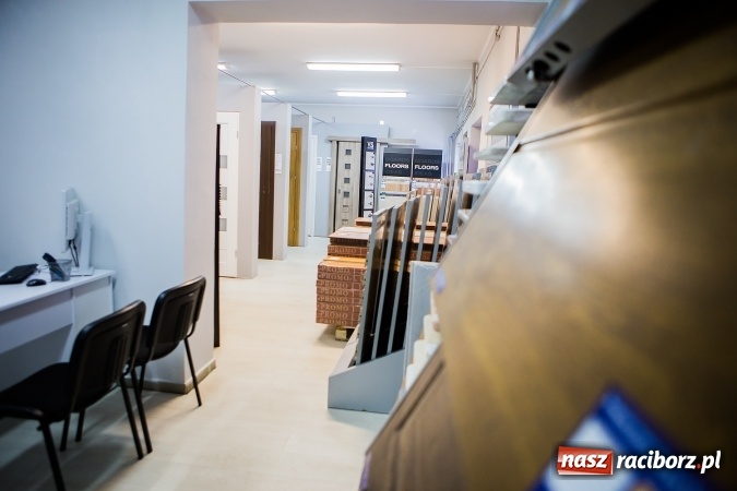 Zdjęcie w galerii na portalu naszraciborz.pl: Spełniamy Twoje marzenia - od podłogi po sufit. DOMEK zaprasza na zakupy do nowego salonu! wiadomości z regionu
