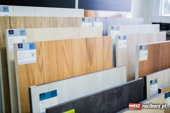 Zdjęcie w galerii na portalu naszraciborz.pl: Spełniamy Twoje marzenia - od podłogi po sufit. DOMEK zaprasza na zakupy do nowego salonu! wiadomości z regionu