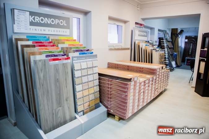 Zdjęcie w galerii na portalu naszraciborz.pl: Spełniamy Twoje marzenia - od podłogi po sufit. DOMEK zaprasza na zakupy do nowego salonu! wiadomości z regionu