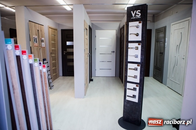 Zdjęcie w galerii na portalu naszraciborz.pl: Spełniamy Twoje marzenia - od podłogi po sufit. DOMEK zaprasza na zakupy do nowego salonu! wiadomości z regionu