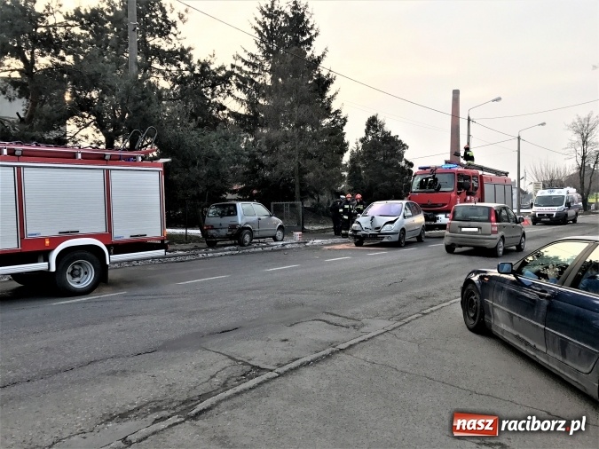 Zdjęcie w galerii na portalu naszraciborz.pl: Zderzenie dwóch samochodów na Rybnickiej. Jedna osoba poszkodowana  wiadomości z regionu