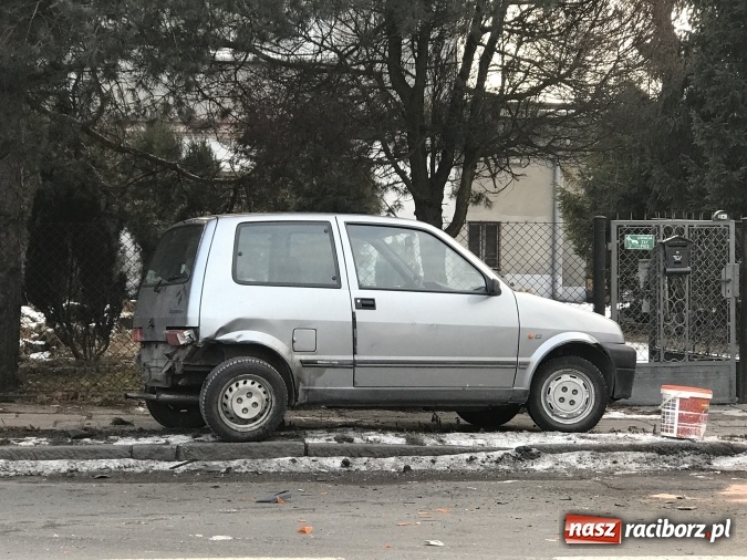 Zdjęcie w galerii na portalu naszraciborz.pl: Zderzenie dwóch samochodów na Rybnickiej. Jedna osoba poszkodowana  wiadomości z regionu
