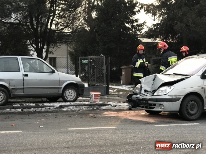 Zdjęcie w galerii na portalu naszraciborz.pl: Zderzenie dwóch samochodów na Rybnickiej. Jedna osoba poszkodowana  wiadomości z regionu