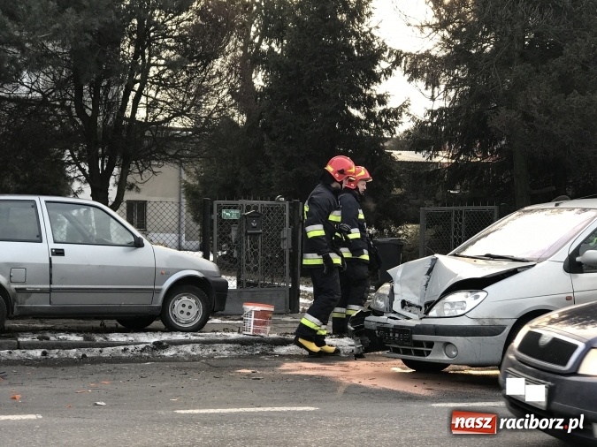 Zdjęcie w galerii na portalu naszraciborz.pl: Zderzenie dwóch samochodów na Rybnickiej. Jedna osoba poszkodowana  wiadomości z regionu