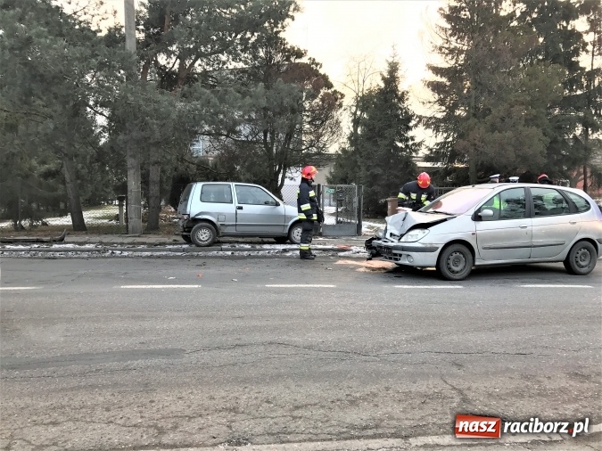 Zdjęcie w galerii na portalu naszraciborz.pl: Zderzenie dwóch samochodów na Rybnickiej. Jedna osoba poszkodowana  wiadomości z regionu