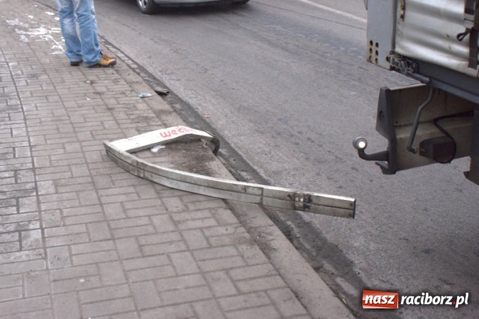 Zdjęcie w galerii na portalu naszraciborz.pl: Zderzenie BMW i samochodu dostawczego na rondzie przy placu Mostowym wiadomości z regionu