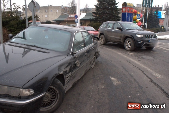 Zdjęcie w galerii na portalu naszraciborz.pl: Zderzenie BMW i samochodu dostawczego na rondzie przy placu Mostowym wiadomości z regionu