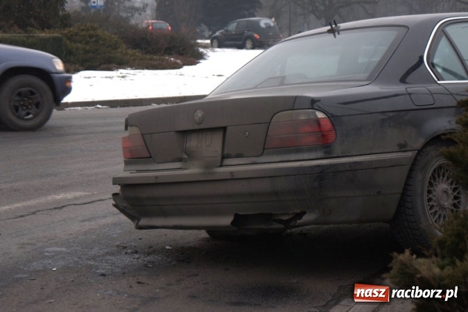 Zdjęcie w galerii na portalu naszraciborz.pl: Zderzenie BMW i samochodu dostawczego na rondzie przy placu Mostowym wiadomości z regionu