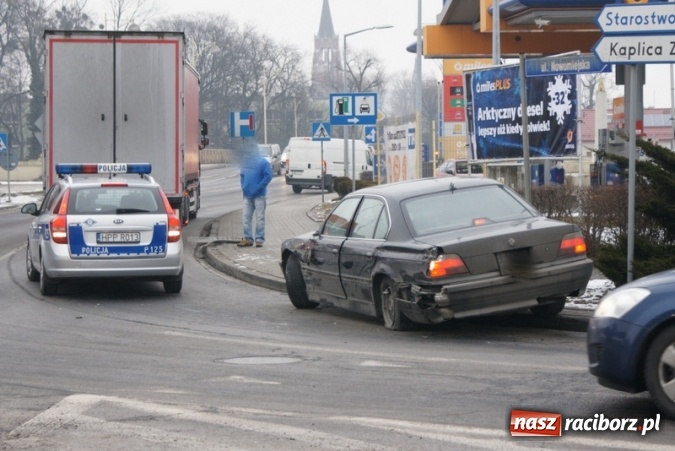 Zdjęcie w galerii na portalu naszraciborz.pl: Zderzenie BMW i samochodu dostawczego na rondzie przy placu Mostowym wiadomości z regionu