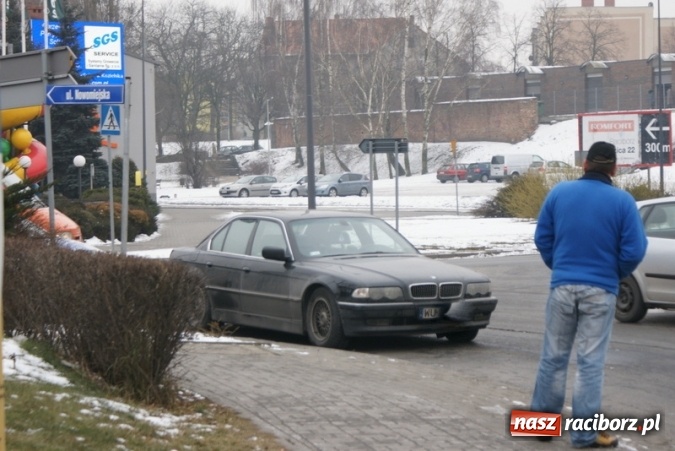 Zdjęcie w galerii na portalu naszraciborz.pl: Zderzenie BMW i samochodu dostawczego na rondzie przy placu Mostowym wiadomości z regionu