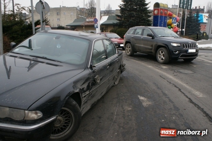 Zdjęcie w galerii na portalu naszraciborz.pl: Zderzenie BMW i samochodu dostawczego na rondzie przy placu Mostowym wiadomości z regionu