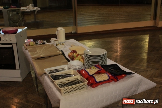 Zdjęcie w galerii na portalu naszraciborz.pl: Szyszki i jabłka niespodzianki, czyli jak to w krzanowickim MOK-u spędzają ferie na słodko wiadomości z regionu